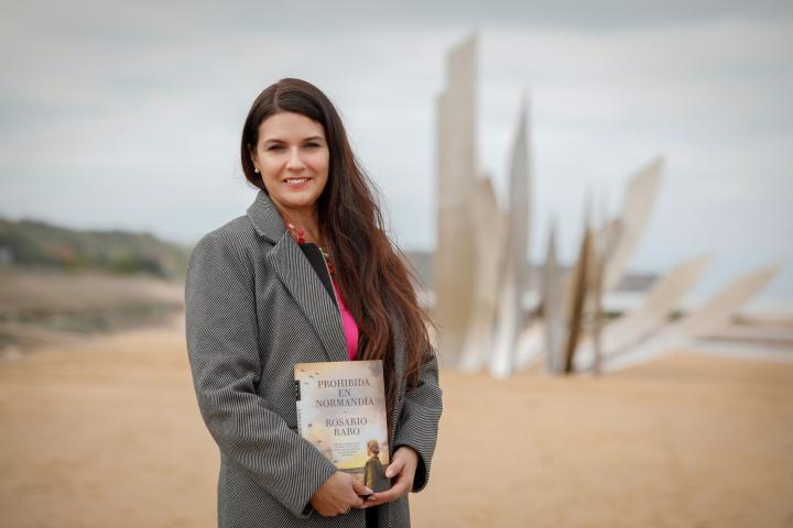 Rosario Raro con su libre Prohibida en Normandía en la playa de Omaha